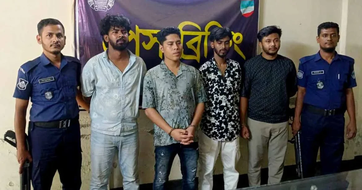 যশোরে চেকপোস্টে ধরা পড়ল চট্টগ্রাম কাঁপানো শীর্ষ সন্ত্রাসী ‘ডেভিড ইমন’, সাথে ৩ শুটার
