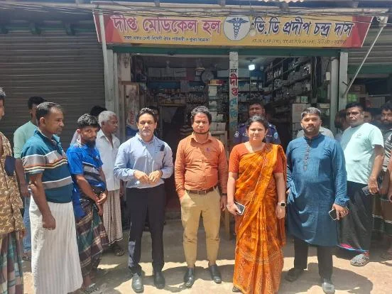 রায়পুরে লাইসেন্সবিহীন দুই ফার্মেসিকে ২৫ হাজার টাকা জরিমানা