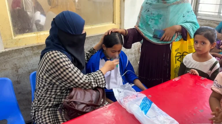 ফেনীতে স্কুলের পাশে বিটুমিন পোড়ানোর ধোঁয়ায় ৪ ছাত্রী অসুস্থ