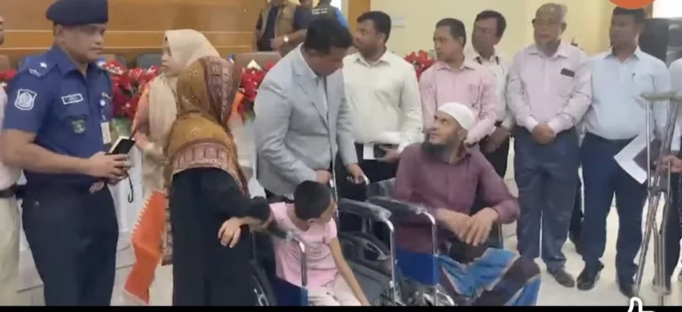 সীতাকুণ্ডে ক্ষুদ্র নৃগোষ্ঠী ও প্রতিবন্ধীদের মাঝে অনুদান বিতরণ
