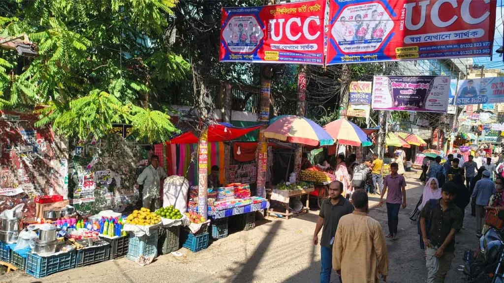 চকবাজার থানার ফটকেই অবৈধ ভাসমান বাজার!
