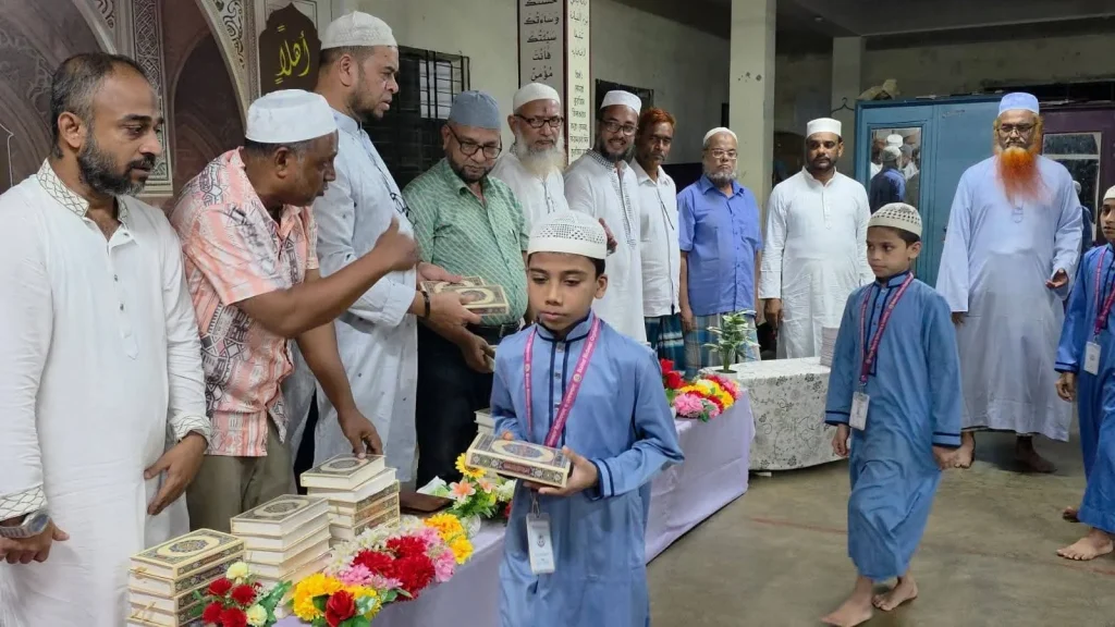 শিক্ষার্থীদের মাঝে আলহাজ্ব মনির আহমদ ফাউন্ডেশনের কোরআন বিতরণ