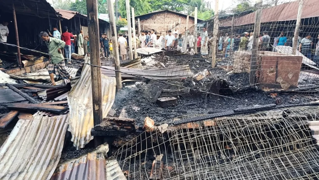 সীতাকুণ্ডে কদমরসুল কাঁচাবাজারে ভয়াবহ অগ্নিকাণ্ড