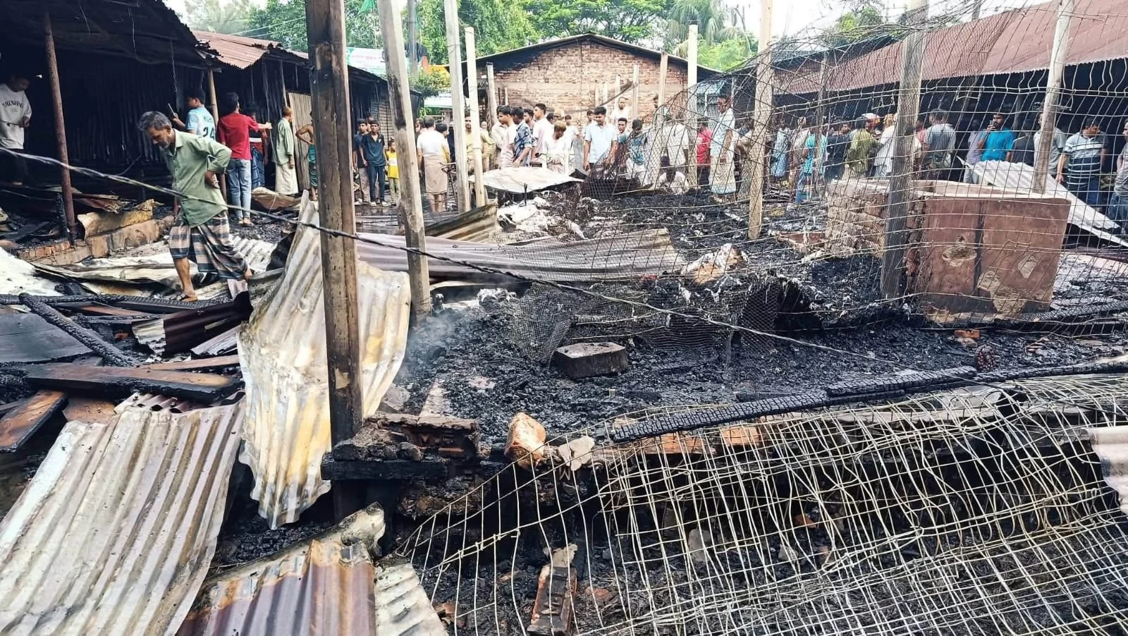 সীতাকুণ্ডে কদমরসুল কাঁচাবাজারে ভয়াবহ অগ্নিকাণ্ড